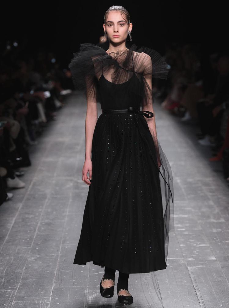 黑色蓬紗裙與針織內搭，展現女性的優雅層次美。圖／VALENTINO提供