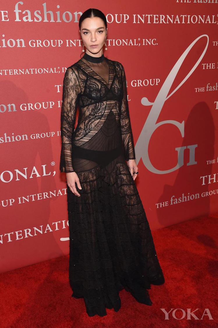 義大利超模瑪莉亞卡拉波高諾身穿Givenchy 2016春夏高級訂製服。圖／取自YOKA