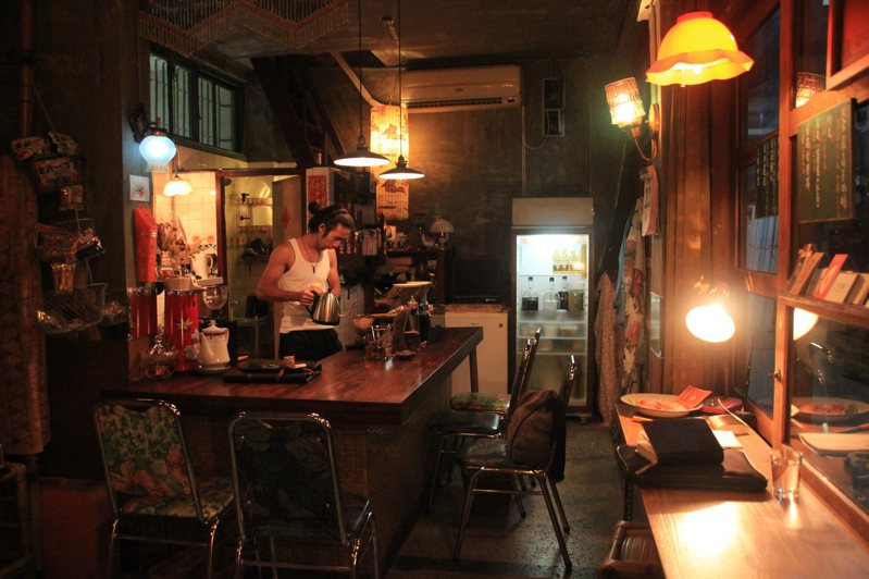 隱身永樂市場的「秘氏咖啡」，讓人彷彿時光倒流，回到1960年代的香港。記者曹馥年／攝影