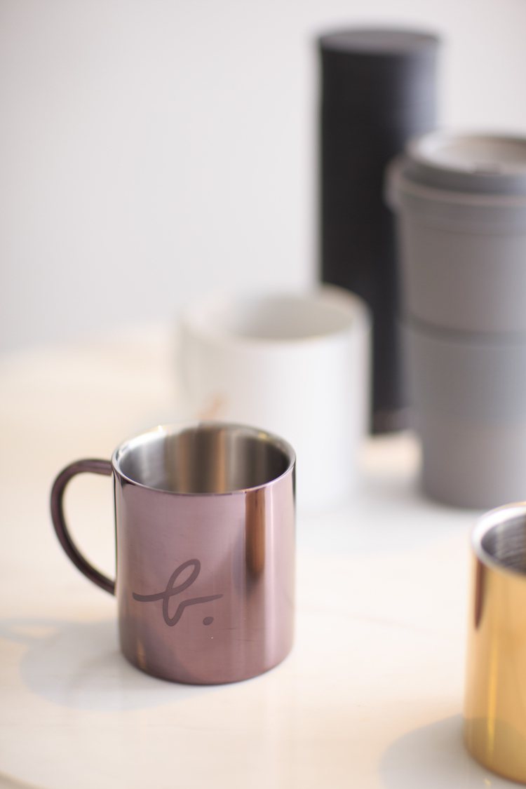 b. YOURSELF CAFE推出全新Lifestyle系列，廣受歡迎的不鏽鋼馬克杯再度推出金、咖啡、紫、金銅4款新色。圖／b. YOURSELF CAFE提供