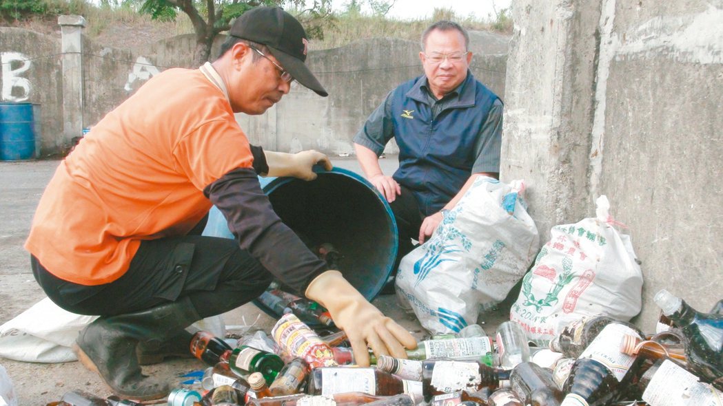 雲林縣二崙鄉清潔隊員嚴格執行垃圾分類，成為回收業者心中的「模範生」，每年可為鄉庫...