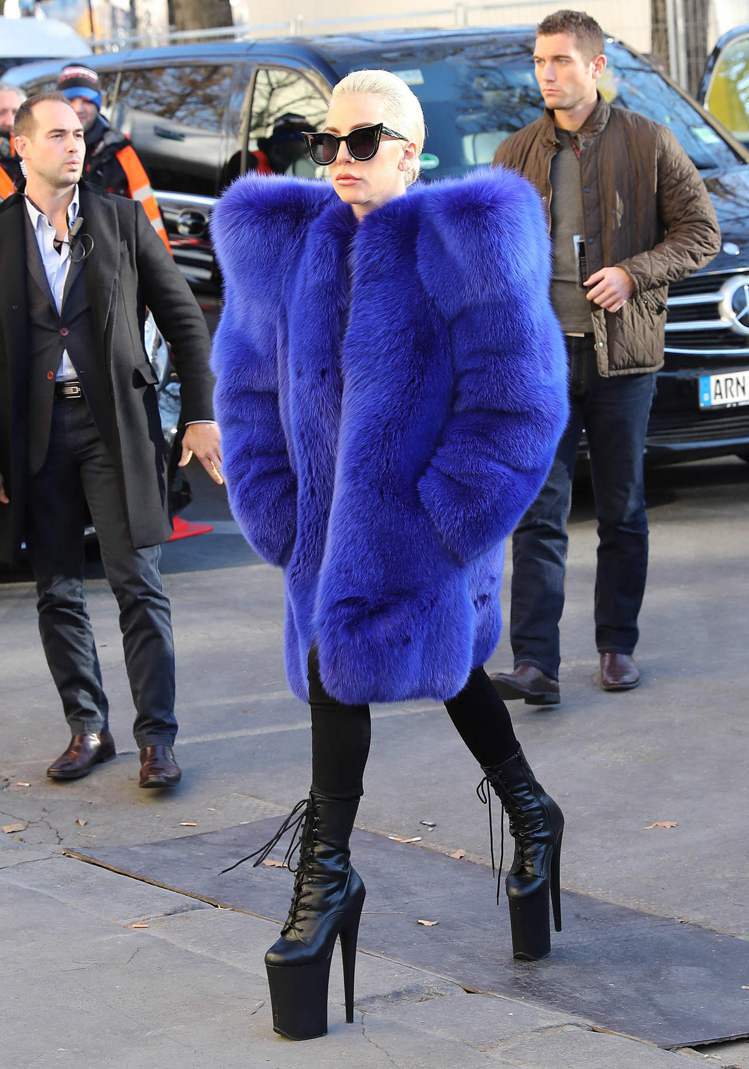 Lady Gaga完全撐得起這件狂野的Yves Saint Laurent 2016秋冬藍色大外套。圖／取自twitter