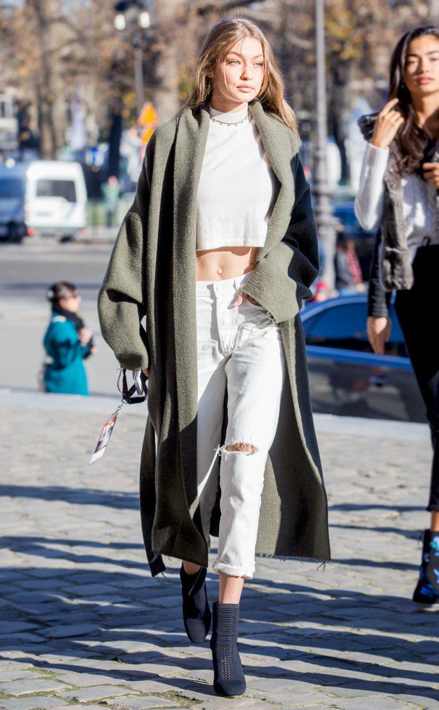 Gigi Hadid以Oversize的長版外套，穿出隨性時尚。圖／摘自www.eonline.com