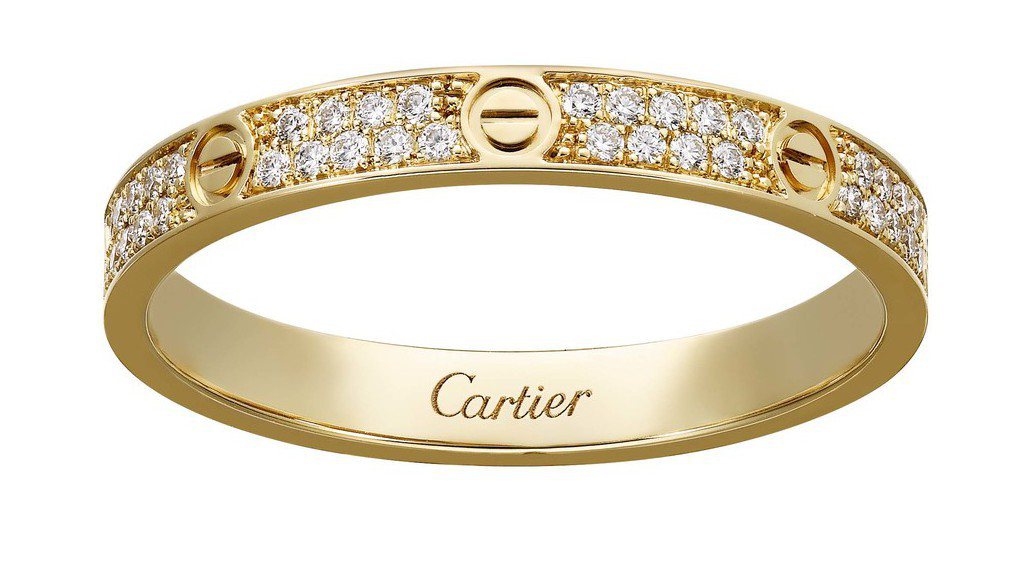 卡地亞 LOVE 系列全鋪鑲鑽石戒指（細版），黃K金約14萬6,000元。圖／卡...