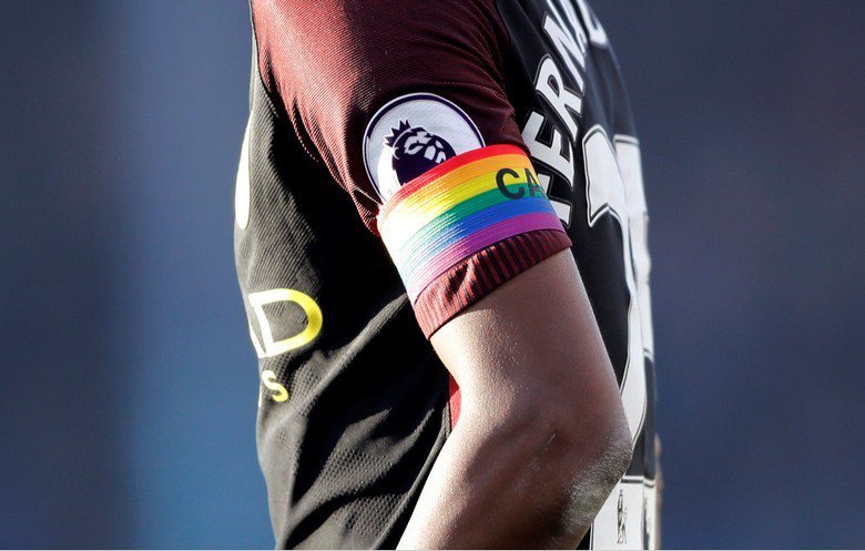 在第13輪的英格蘭超級聯賽中，英超所有的球隊都進行「彩虹」周活動，所有球隊的隊長袖標以及球員、裁判的鞋帶，也通通變成了彩虹。 圖／路透社