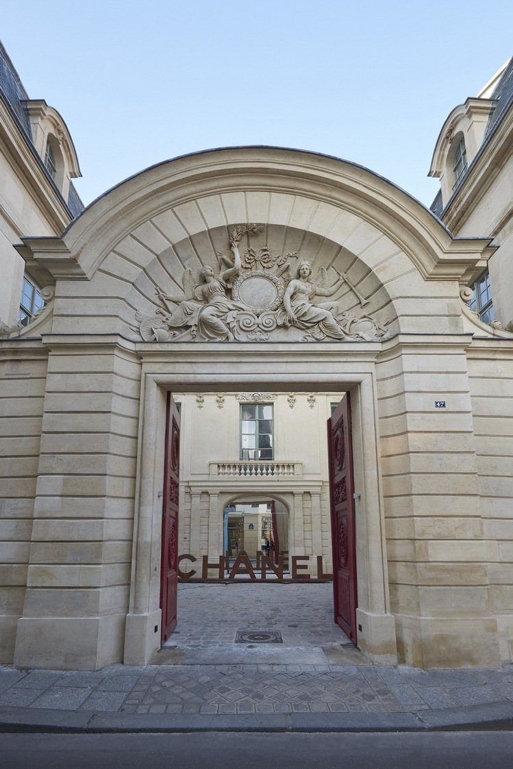 香奈兒臨時概念店也正式在近日進駐巴黎瑪黑區，落腳於畢遂宅邸（Hôtel Amelot de Bisseuil）。圖／香奈兒提供