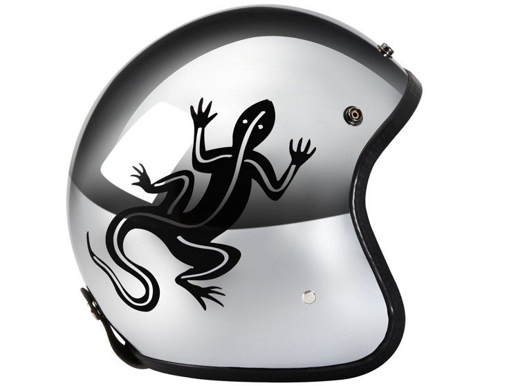 限量版「b. cool鏡面安全帽」外型以黑色輪胎壓紋車邊包覆鏡面設計，並印上品牌經典蜥蜴logo與b. cool的字樣。圖／agnes b.提供