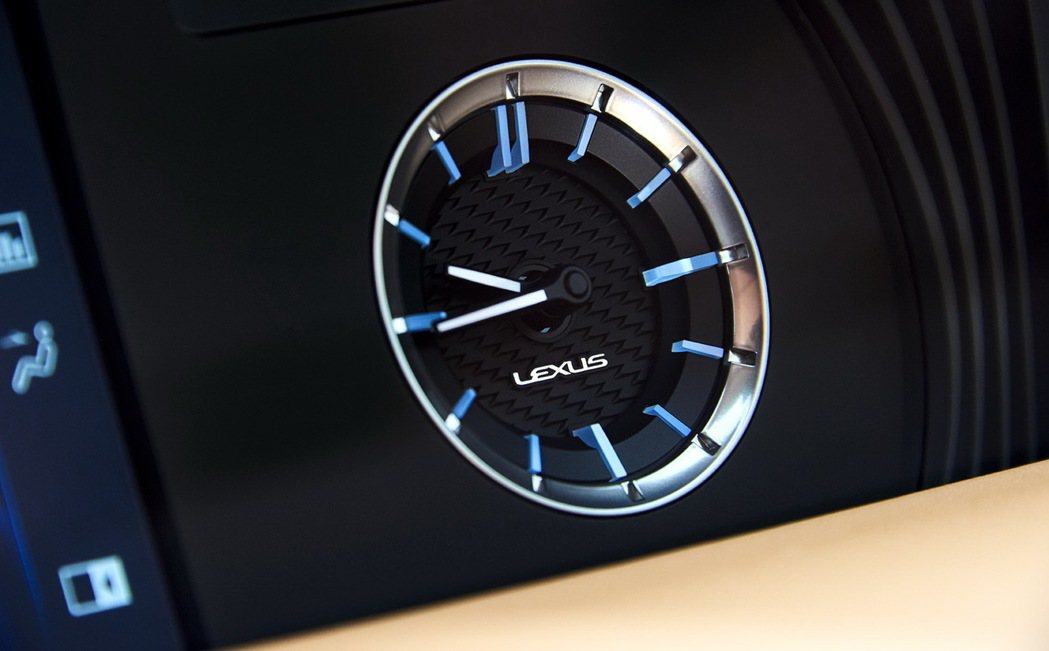 Lexus經典的極簡石英鐘，除了位置更靠副駕駛座外，設計也更為精緻。 圖／Lex...