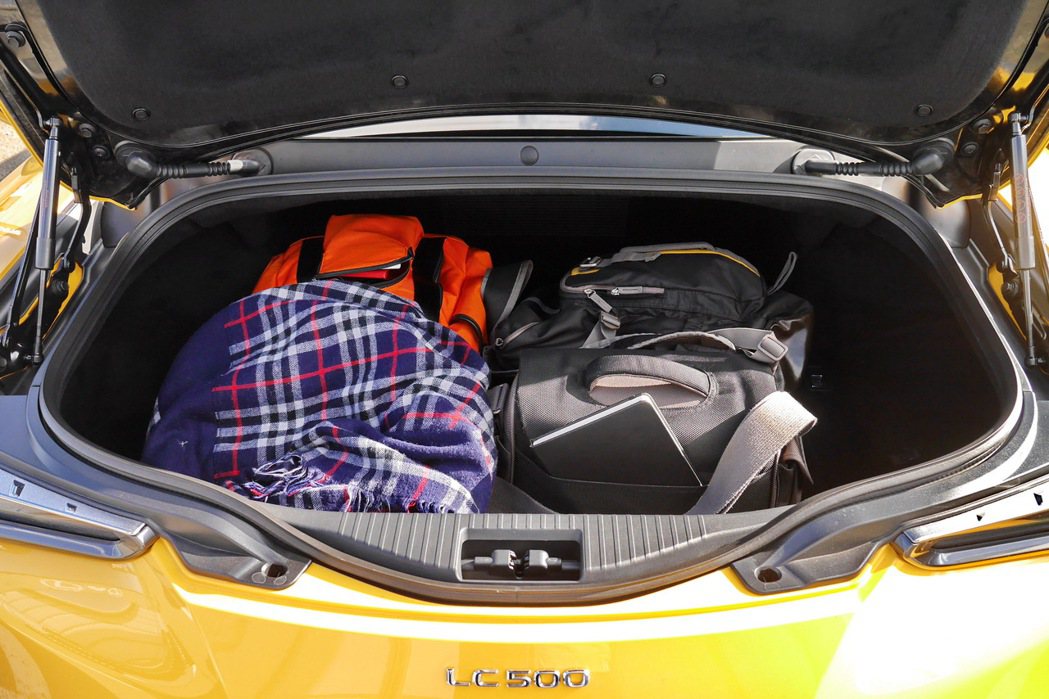 雖然是跑車設定，但後車箱深度及寬度表現不錯，足夠放高爾夫球袋及隨身行李。 記者陳...