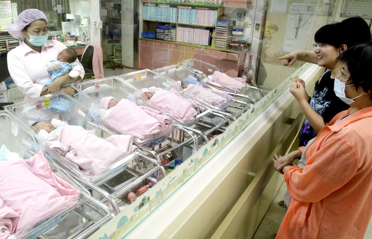 專家認為，因第一線人力不足，母嬰同室也帶給護理人員壓力，「立意雖好，但制度仍需調整」。