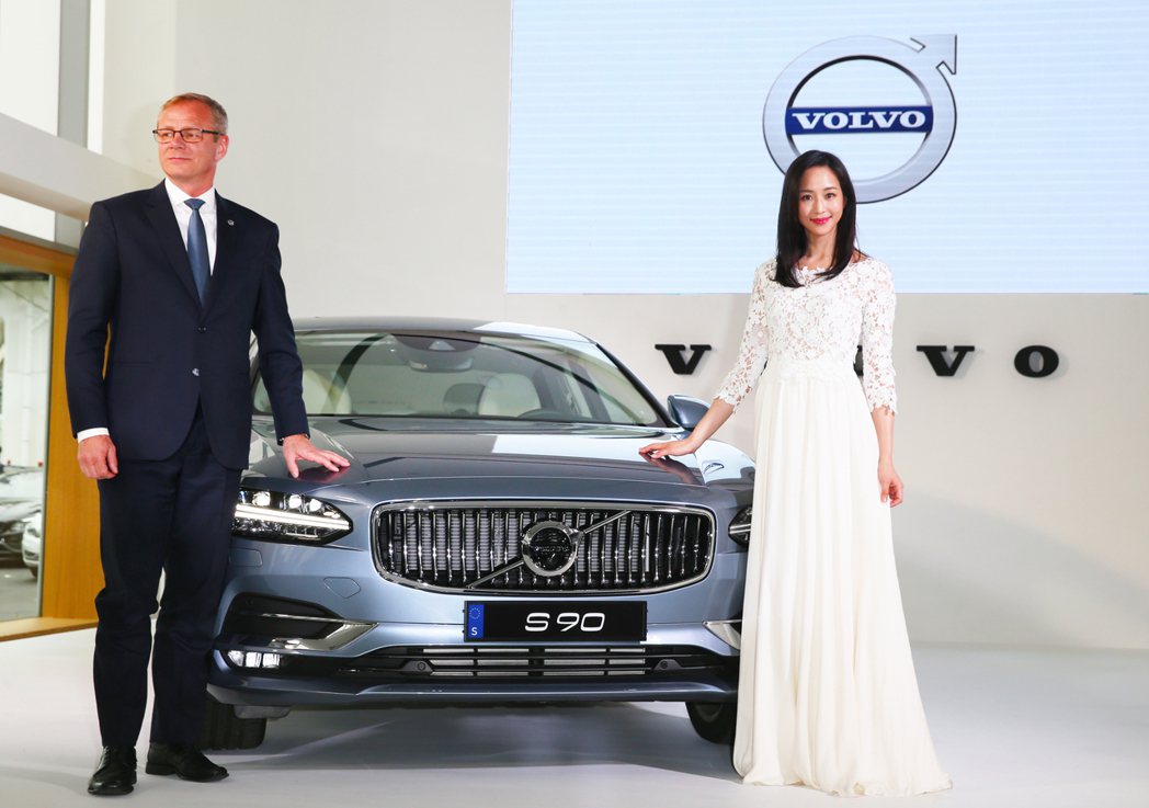 藝人張鈞甯（右）出席 The New Volvo S90 新車發表會，與VOLV...