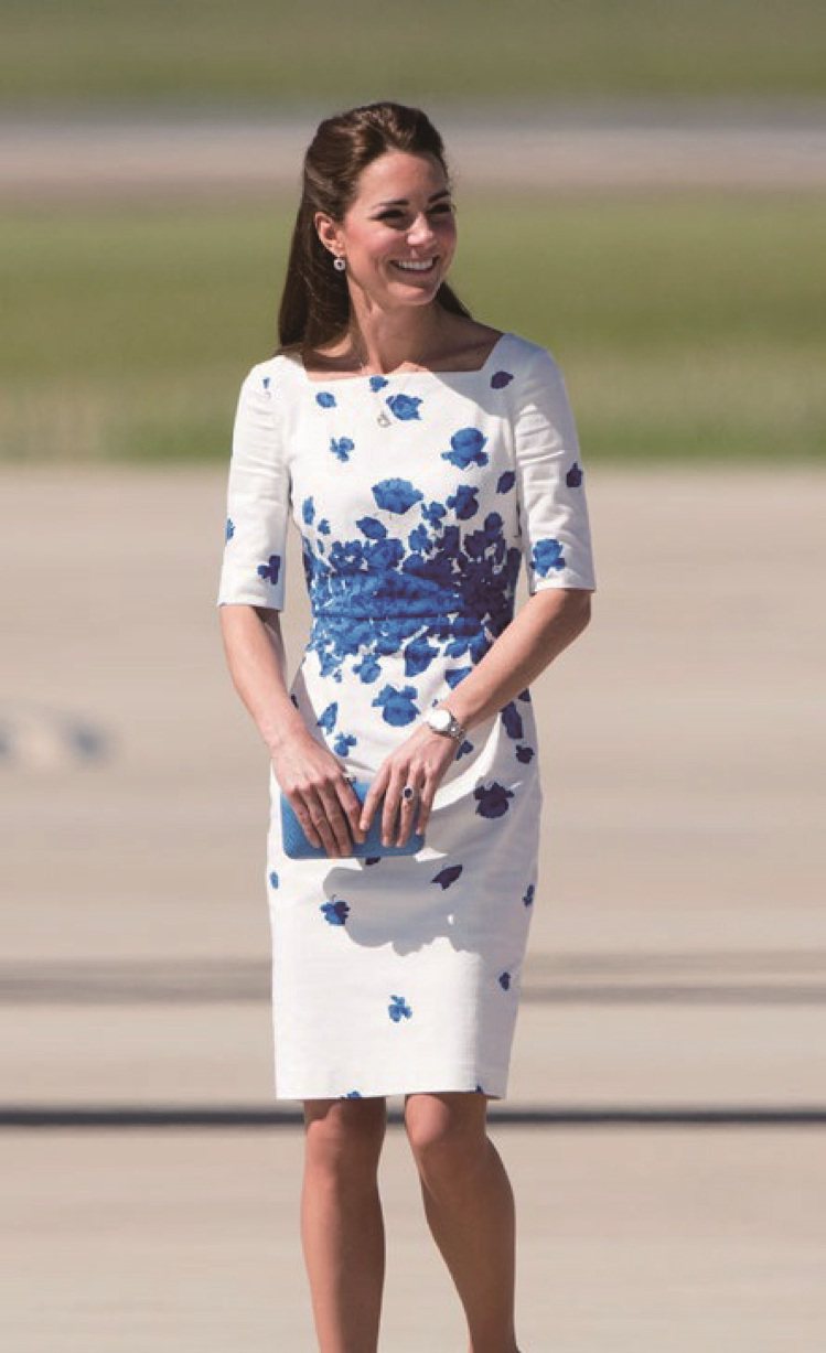 凱特王妃身穿L.K.Bennett白底藍花洋裝。圖／Weng Collectio...
