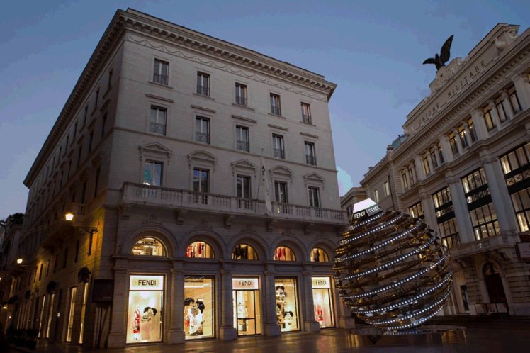FENDI 在Palazzo旗艦店外立起使用金銀色鋼材打造、點綴有千個金銀色閃閃發亮鉚釘的螺旋型耶誕巨球。圖／FENDI提供