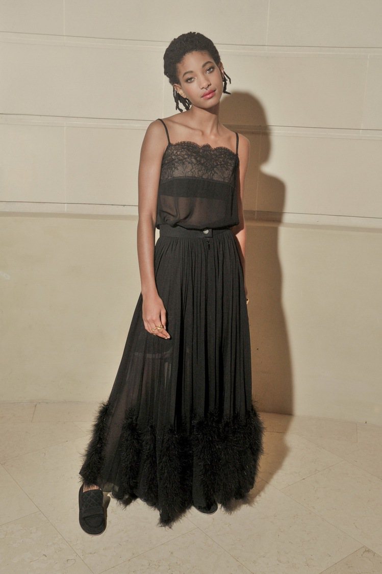 品牌大使葳蘿史密斯穿著香奈兒2017春夏系列黑色絲質蕾絲上衣搭配絲質羽毛刺繡長裙，則是展現不同以往的輕熟女人味風格。。圖／香奈兒提供