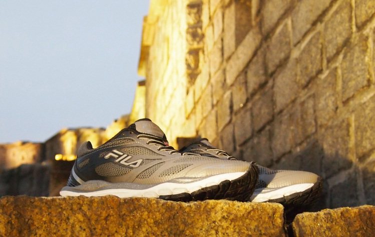 FILA邀肯亞長跑選手實測研發「ENERGIZED KASI」跑鞋，讓跑者所向無敵。圖／FILA提供