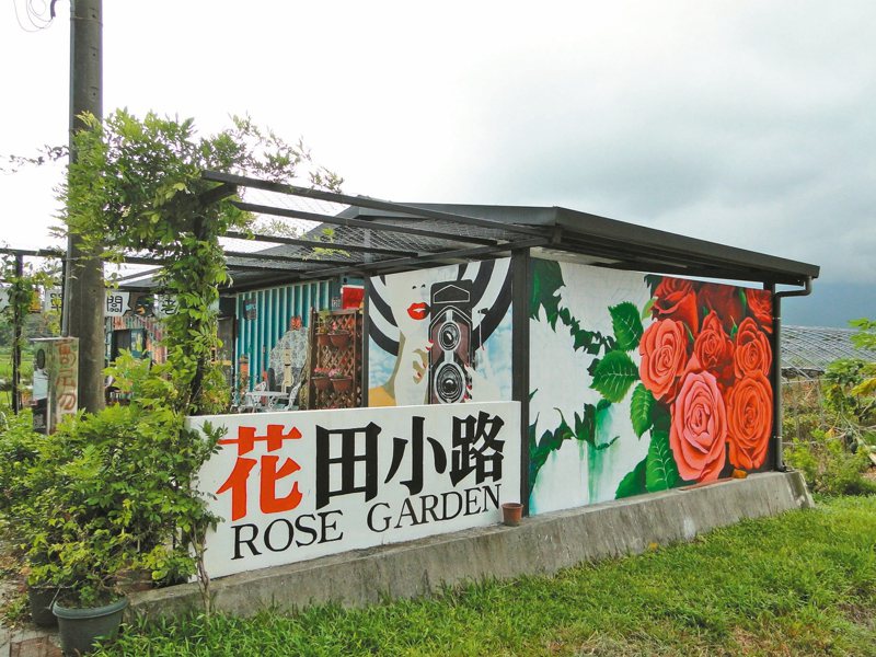 壽豐鄉「花田小路」是一間貨櫃改造成的咖啡小鋪。 記者范振和／攝影