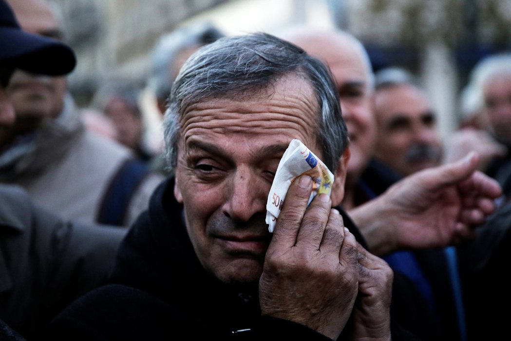 成為新聞焦點的希臘退休者，周四也號召了5,000多人前往雅典抗議。在街頭上，他們...