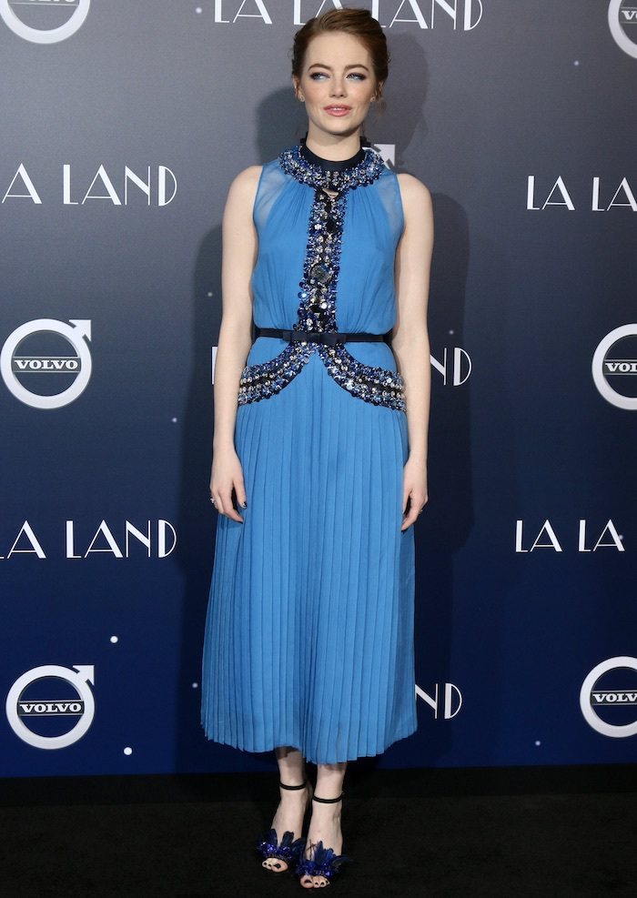 在洛杉磯的首映會中，艾瑪史東穿上Prada的藍色亮片百褶裙禮服搭配Jimmy Choo的深藍色羽毛高跟鞋。圖／摘自Your Next Shoes
