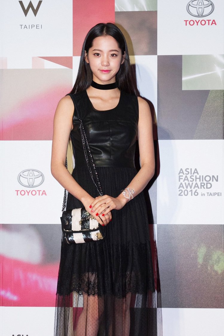 日前現身「2016 AFA 亞洲時尚大賞」派對，娜娜穿著一襲黑色紗裙，ARTĒ ...