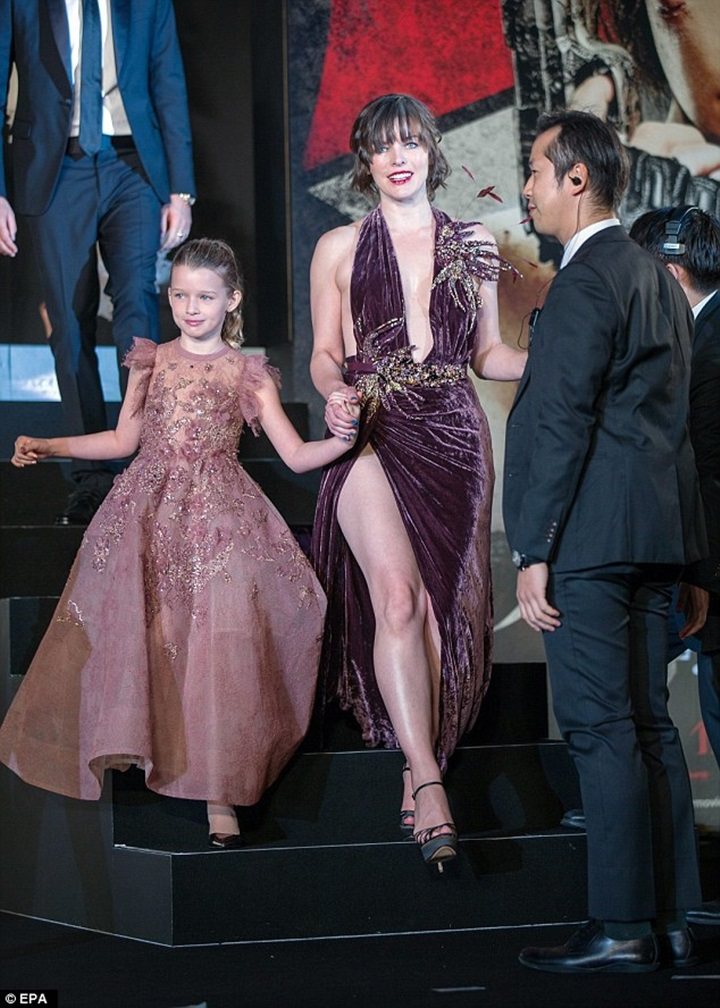 蜜拉喬娃維琪帶著九歲大的女兒Ever Gabo Anderson到東京宣傳電影，兩人都穿Elie Saab的禮服。圖／摘自英國每日郵報