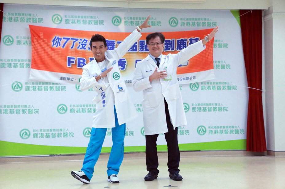 院長杜思德（右）、與藝人潘若迪（左）向糖尿病患者宣導，培養正確運動觀念。記者郭宣彣／攝影