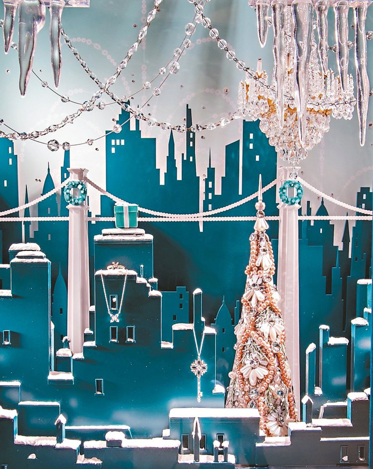Tiffany耶誕櫥窗以白雪皚皚的城市剪影為特色。 圖／業者提供