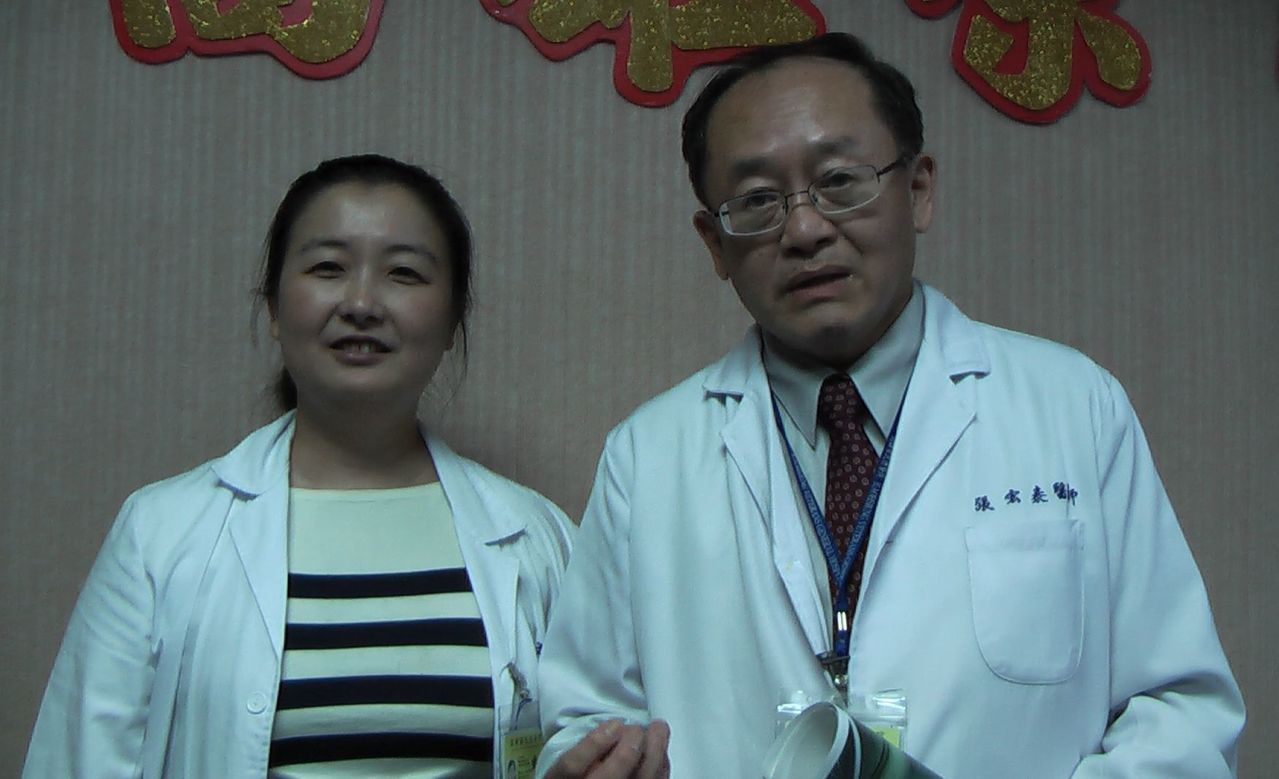 高雄榮總副院長張宏泰(右)與血液腫瘤科醫師楊文祺(左)提醒，不是吃鐵劑就能搞定貧血，不適當的補鐵反而會適得其反。記者徐如宜／攝影
