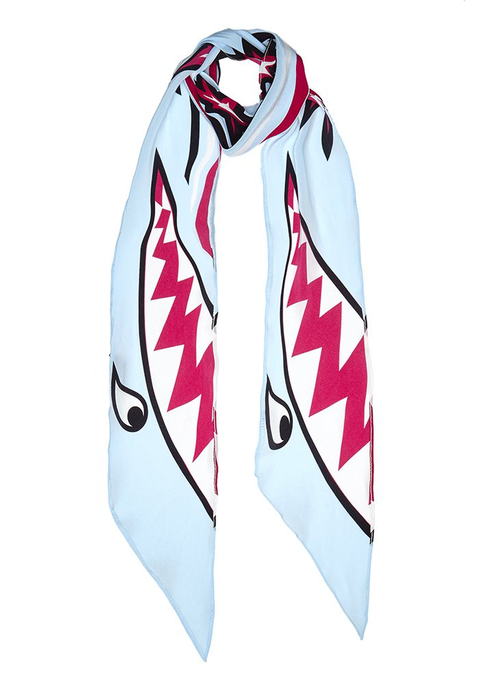 Rockins 天空藍鯊魚印花絲巾，售價4,580元。圖／CLUB DESIGN...