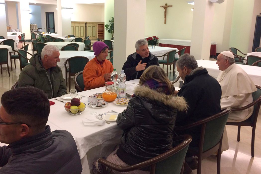 教宗與街友吃早餐。美聯社
