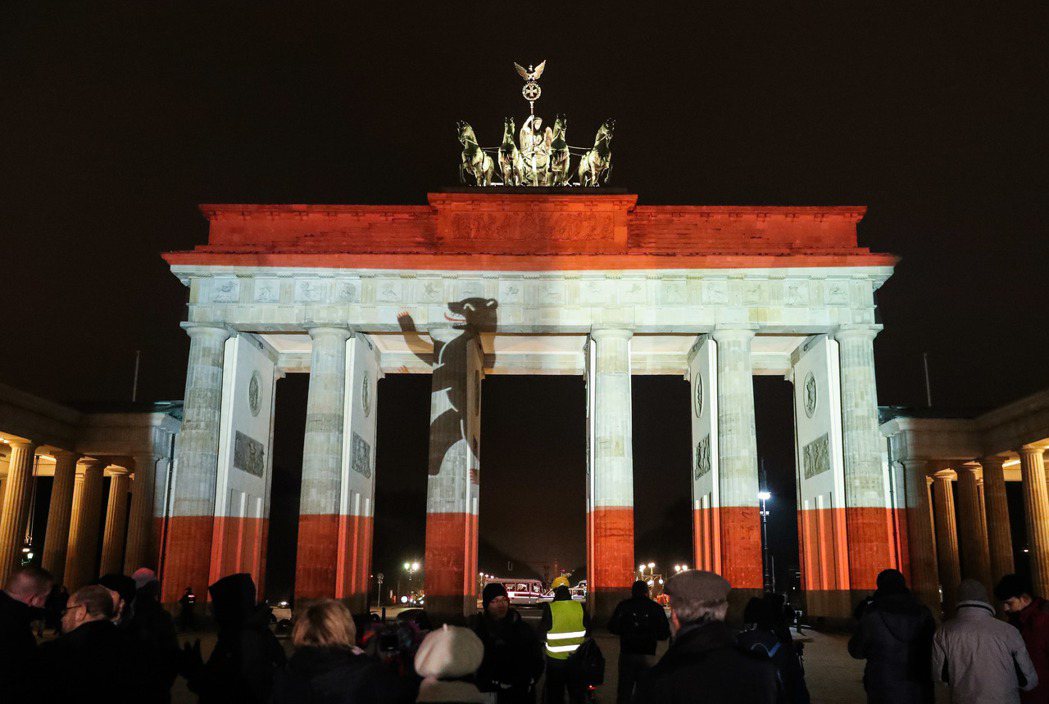 12月20日，在德國首都柏林，柏林市旗樣式的綵燈點亮勃蘭登堡門，悼念聖誕集市襲擊...
