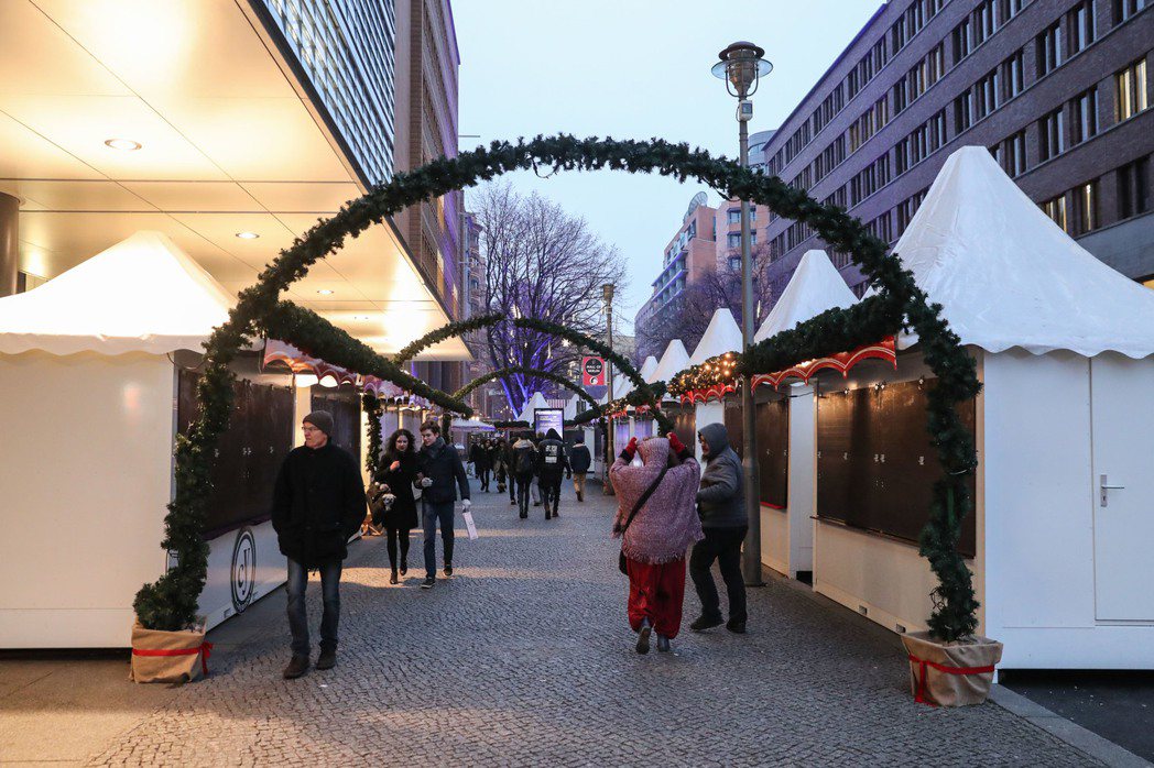 12月20日，在德國首都柏林的波茨坦廣場，行人經過關閉的聖誕集市。 新華社