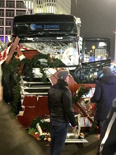 當地時間12月19日晚20時左右，德國首都柏林市中心布賴特沙伊德廣場聖誕市場遭一...