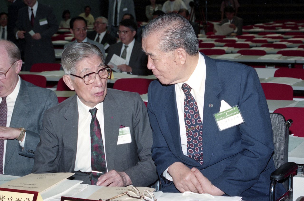 孫運璿(右)與李國鼎相當支持生技產業發展，圖為兩人參加科技顧問會議，互相交換意見的合影。