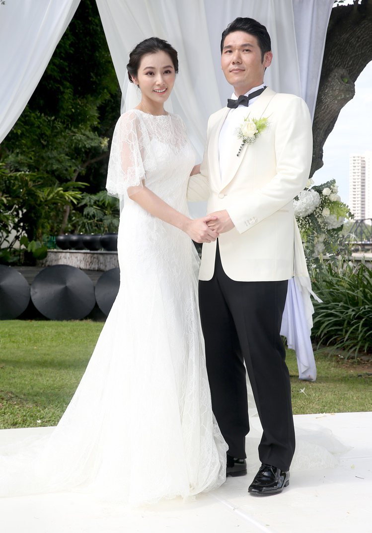 陳怡蓉（左）與老公薛博仁在清邁安納塔拉酒店的游泳池畔舉辦婚禮。圖／本報資料照片
