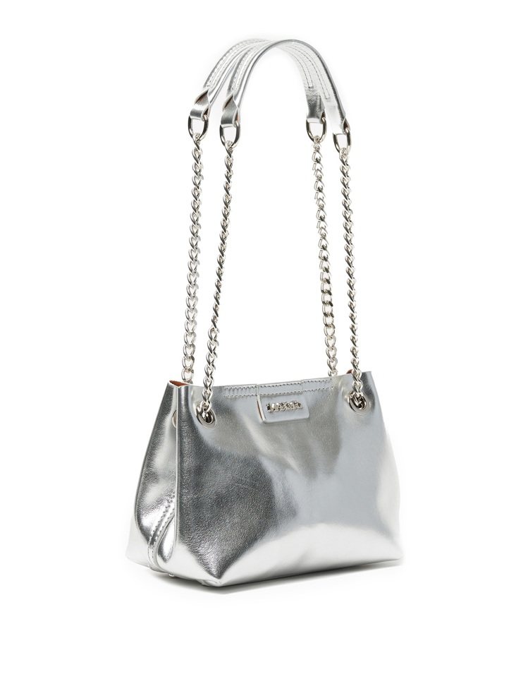 銀色鍊帶包，售價10,500元。圖／MAX&Co.提供