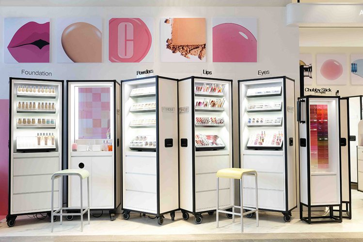 倩碧於台北新光三越信義新天地A11推出台灣第一間實驗性概念店，以白色貨櫃風打造新形態美妝專櫃。圖／倩碧提供