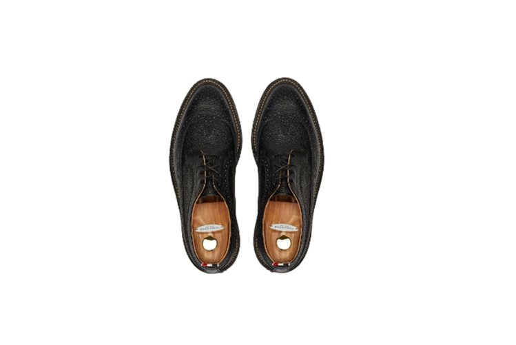 朴寶劍腳踩紐約設計師品牌Thom Browne黑色皮質牛津鞋，更顯紳士風。圖／摘...