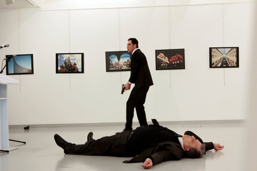 土耳其休班警員阿爾丁塔斯刺殺俄羅斯駐土大使卡洛夫畫面。 圖／路透社