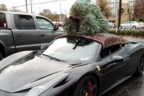 聖誕樹怎麼載？Ferrari 458示範給你看！