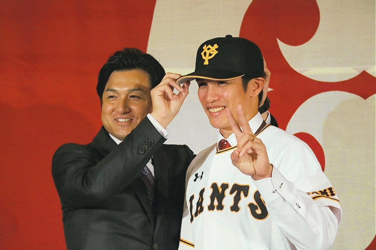 高橋由伸(左)去年首次接任巨人總教練還拿下超過5成勝率的71勝69敗戰績，在本季...