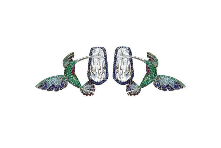 動物世界系列蜂鳥耳環，18K白金，鑽石、藍寶石、祖母綠等，2,277萬7,000元。圖／蕭邦提供