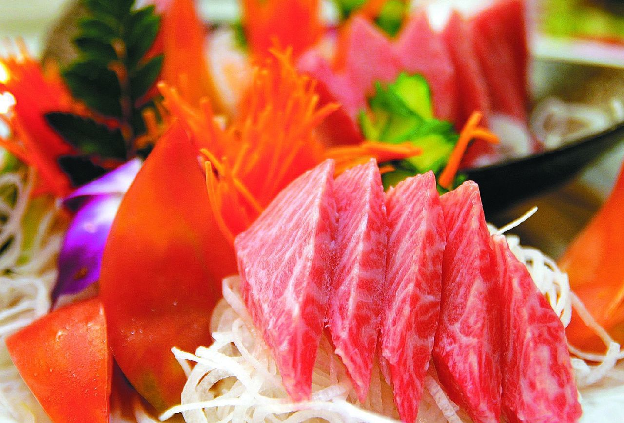 長期且過量食用深海魚，可能會造成汞中毒。圖為生魚片料理。