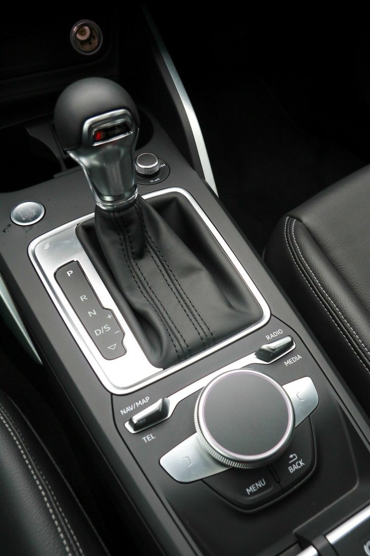 Audi Q2排檔桿，下方有多媒體操控鈕。 記者史榮恩／攝影