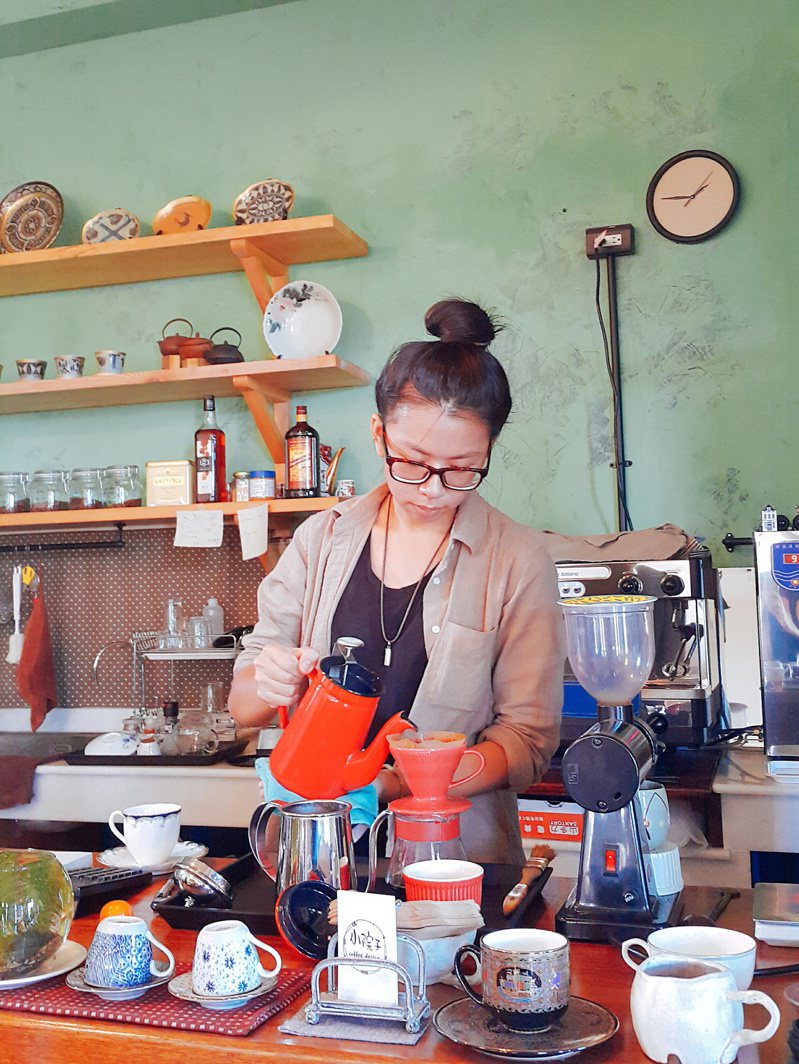 小院子咖啡的店長Lili 專注手沖咖啡。圖／廖雅欣