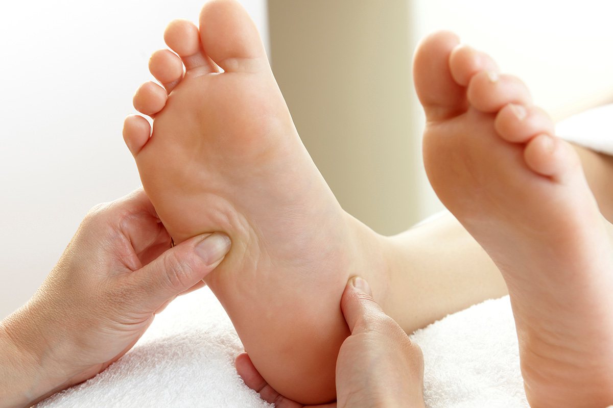 足底筋膜炎與足底靜脈曲張的症狀類似，皆是腳底疼痛、無法走路，導致罹患足底靜脈曲張的患者，常被誤診為足底筋膜炎。