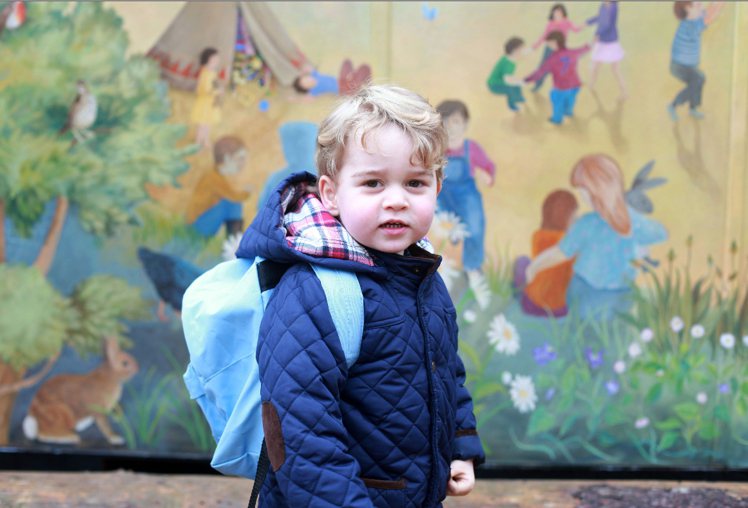 喬治小王子第一天上幼稚園（凱特王妃的作品）。圖／美聯社