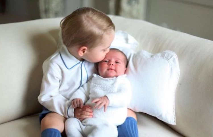 喬治小王子親吻妹妹（凱特王妃的作品）。圖／擷自telegraph.co.uk