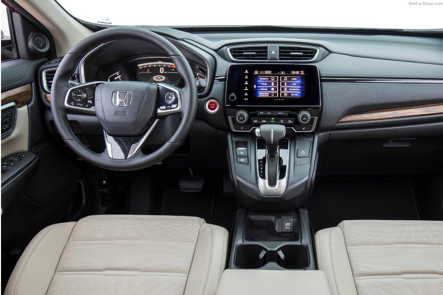 2017 年式的 Honda CR-V 可說是大改款，內外觀設計皆與過去車型有所...