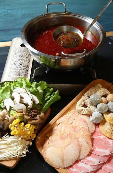 林柏好食麻辣鍋底及鴨血很受歡迎。記者王騰毅攝影