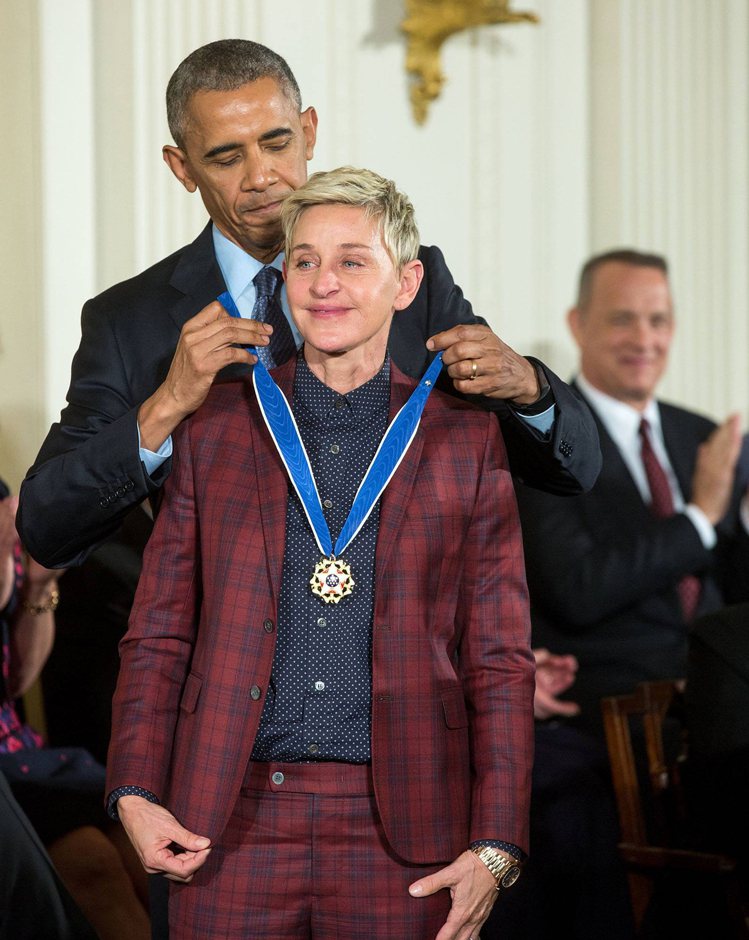 歐巴馬總統特別頒發總統自由勳章給艾倫，表彰她對人權的貢獻。圖／達志影像提供